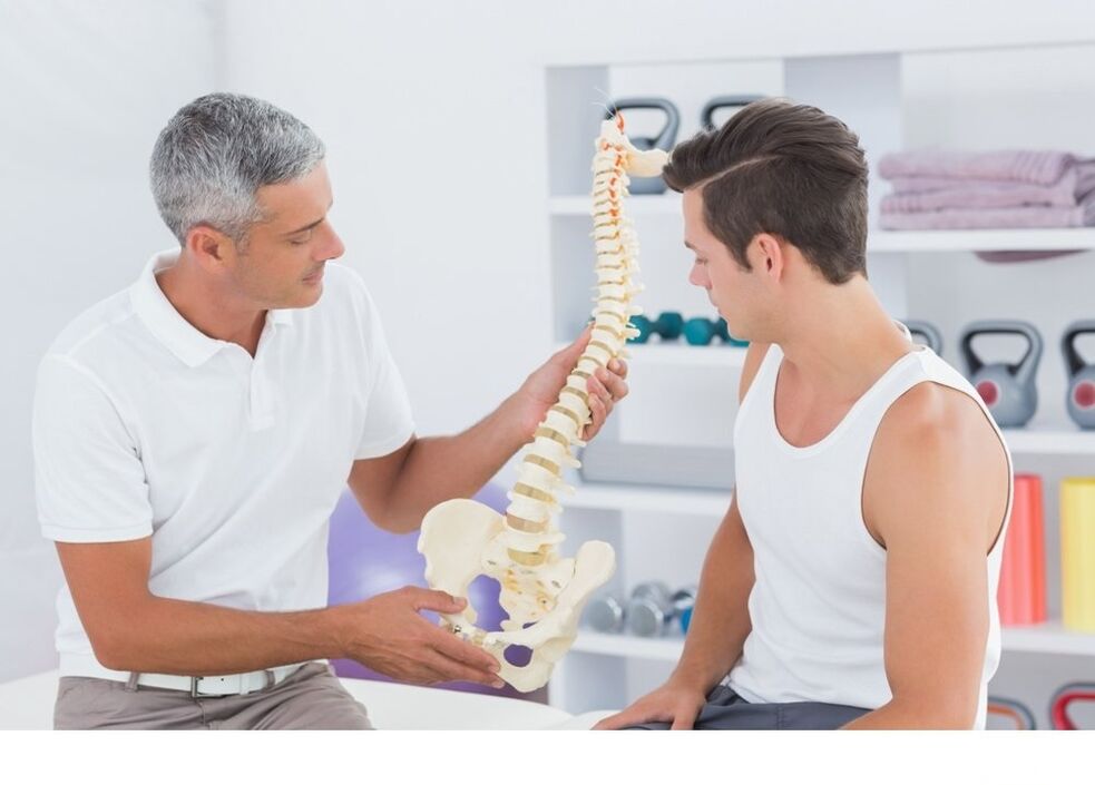 Il medico mostra al paziente l'artrosi spinale